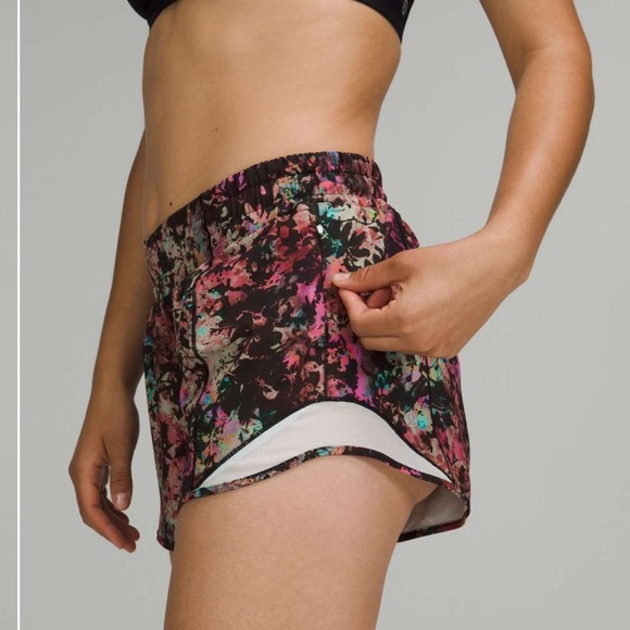 Lululemon hotty hot low rise lined short 4” size 6 - Picture 4 of 8